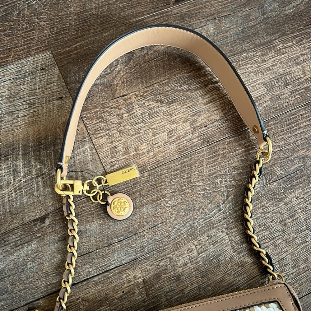 Women's multi-compartment shoulder bag Guess with bag charms - Picture 7 of 16